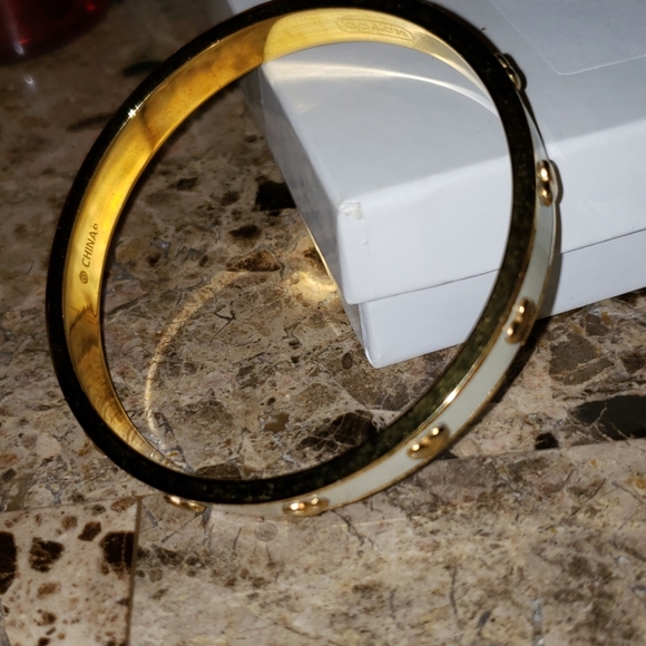 New Coach Enameled Heart Bangke Bracelet - Picture 11 of 14